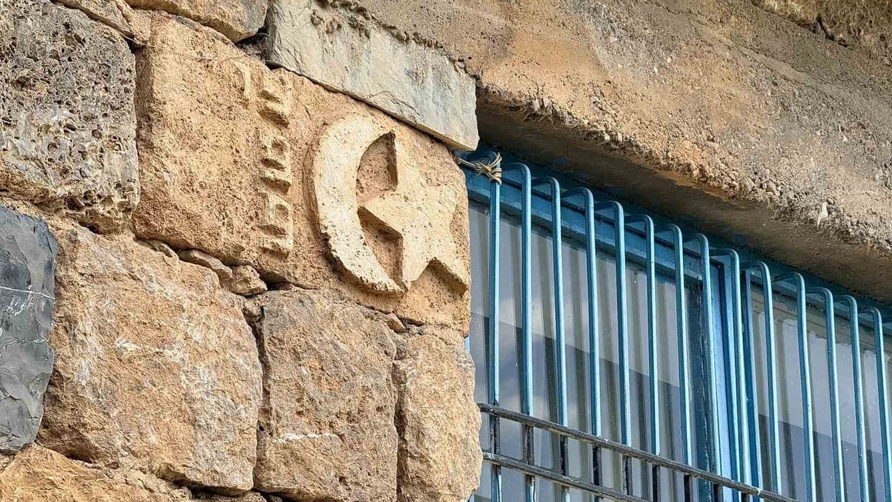 30 yıl önce kendi emeğiyle yaptığı ev turistlerin ilgisini çekiyor