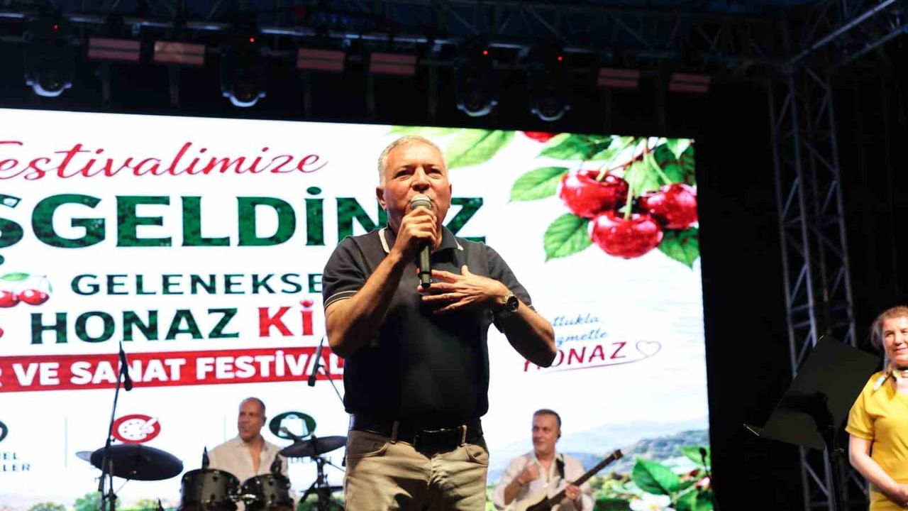 48. geleneksel Honaz kiraz festivalinde Reyhan Karaca rüzgarı