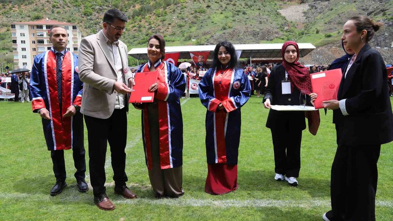 55 yaşında 30 yıllık yarım kalan hayalini tamamladı: Gümüşhane Üniversitesi İletişim Fakültesi'ni birincilikle bitirdi