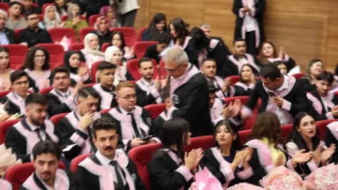 55 yaşında üniversite hayaline kavuştu, 59 yaşında mezun oldu