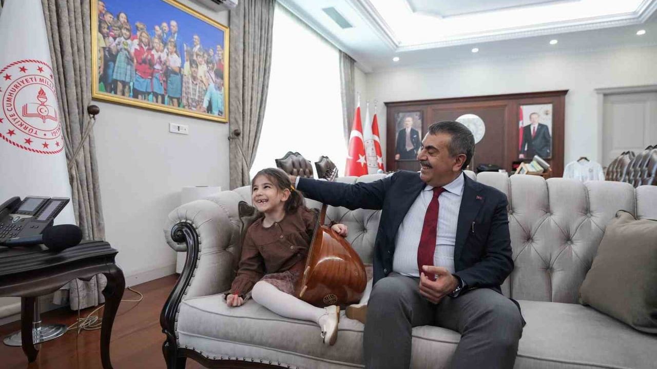 6 Yaşındaki Görme Engelli Müzisyen Nil Korkmaz, Bakan Yusuf Tekin'i Ziyaret Etti
