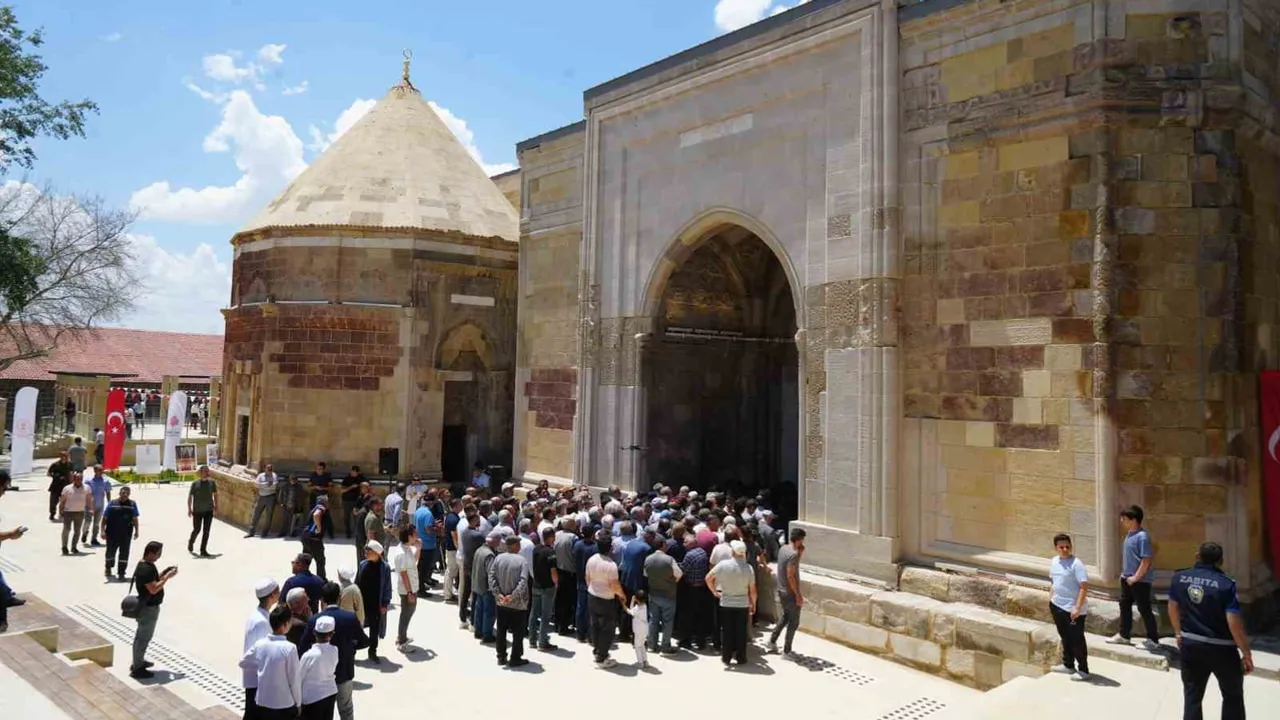 691 yıllık Sungurbey Camii restorasyonun ardından yeniden ibadete açıldı
