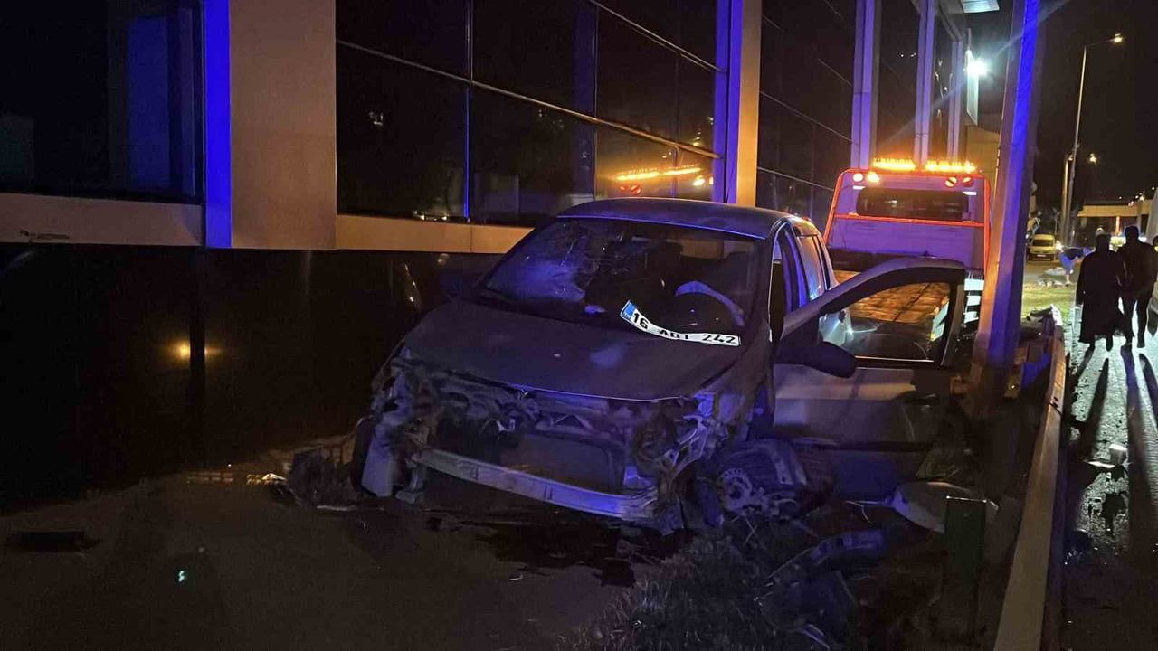 7 saatlik sürüş sonrası uyuyan sürücü kaza yaptı: 2 yaralı