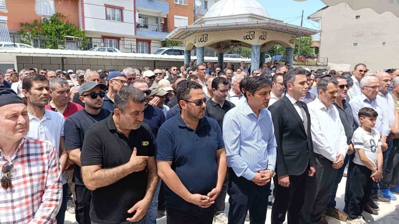 8 kişinin öldüğü Sarayköy kazasında hayatını kaybeden otobüs şoförü Mustafa Fevzi Merdun Selendi'de toprağa verildi
