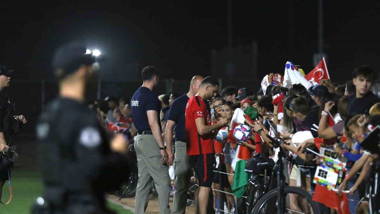 A Milli Futbol Takımı Arizona'da Taraftarların Yoğun İlgisiyle Antrenmanını Gerçekleştirdi