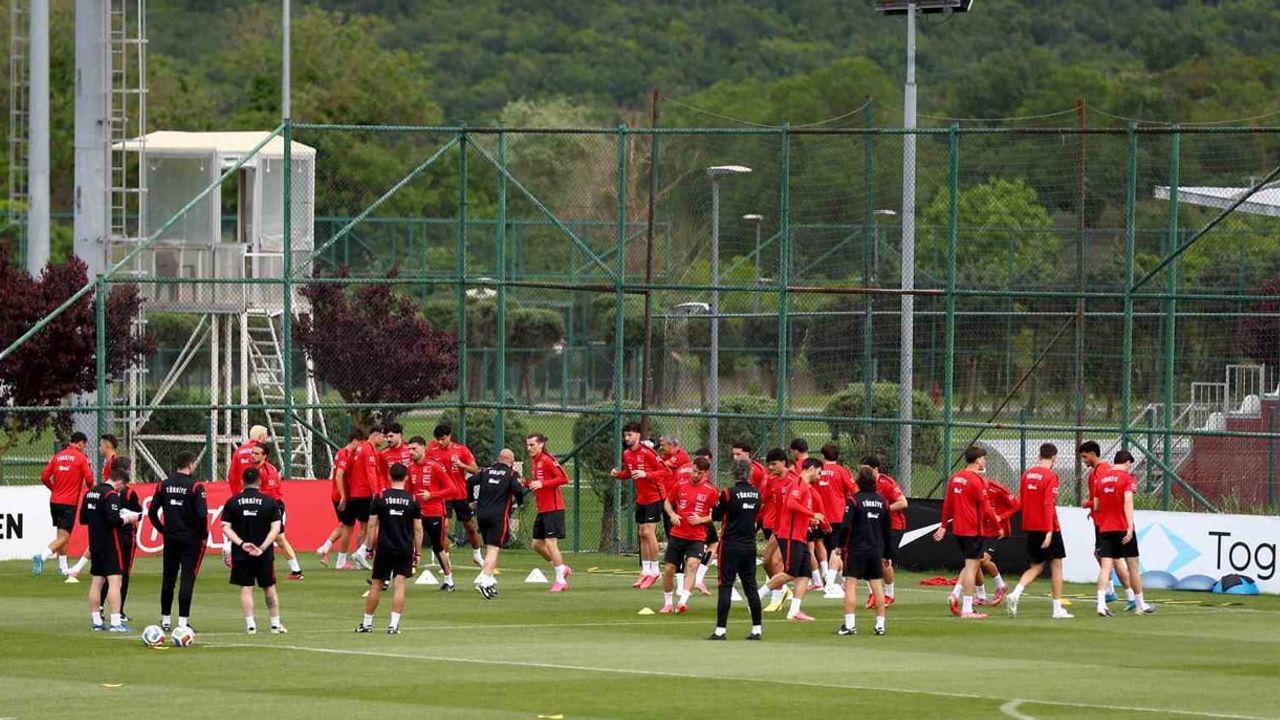 A Milli Futbol Takımı, Kuzey Makedonya maçı hazırlıklarını Kadıköy'de tamamladı