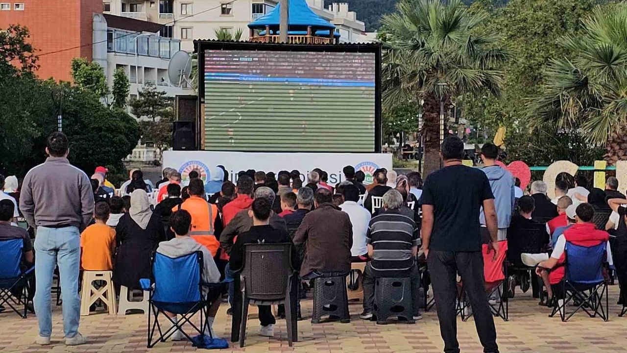 A Milli Futbol Takımı'nın maçı Kastamonu'da dev ekranda izlendi