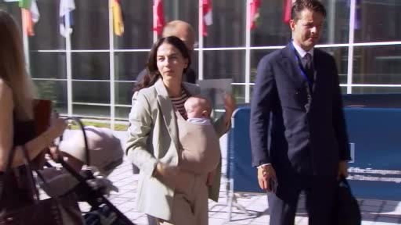 AB’de ilk: İsveçli bakan toplantıya bebeğiyle geldi