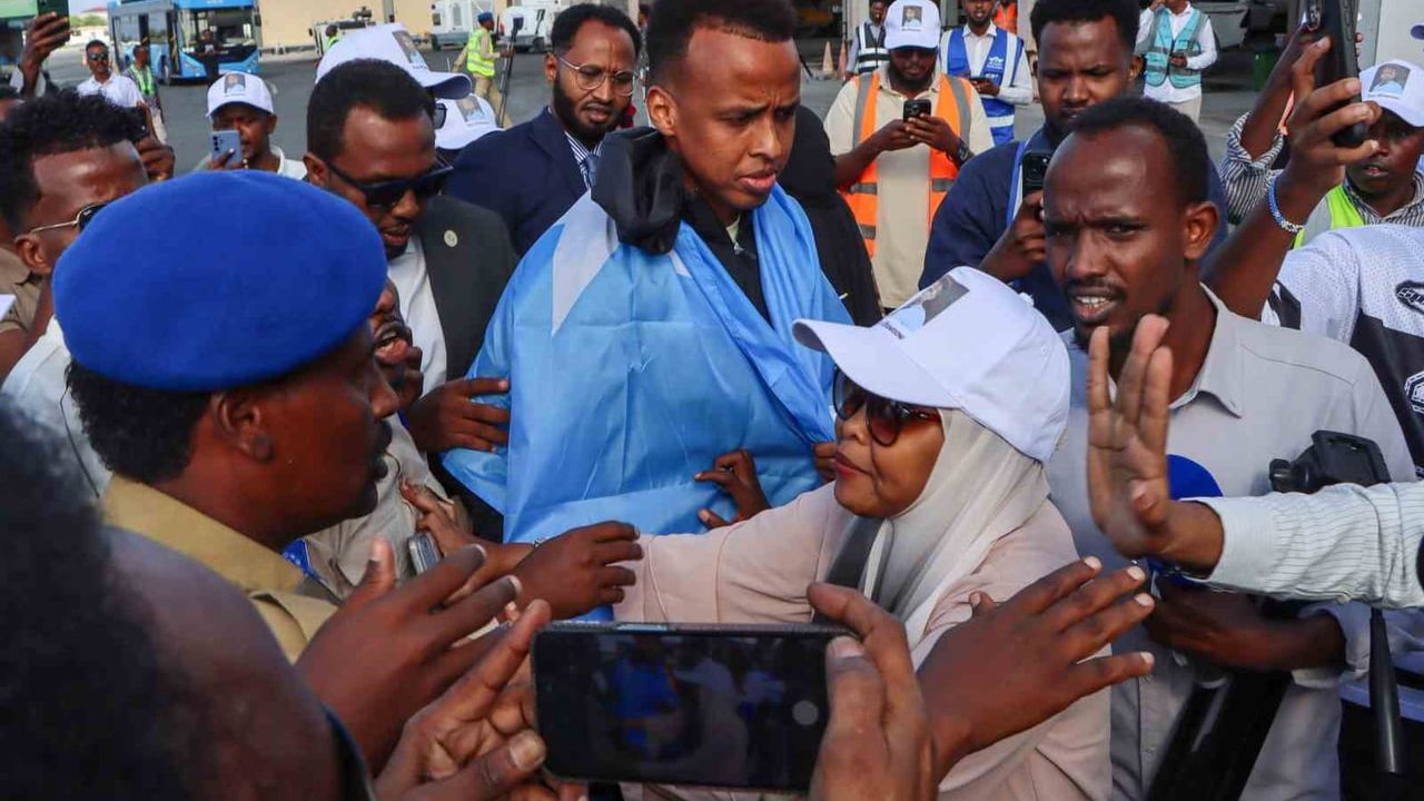 ABD'ye alınmayan Somalili hakem Omar Artan, Mogadişu'da kahraman gibi karşılandı