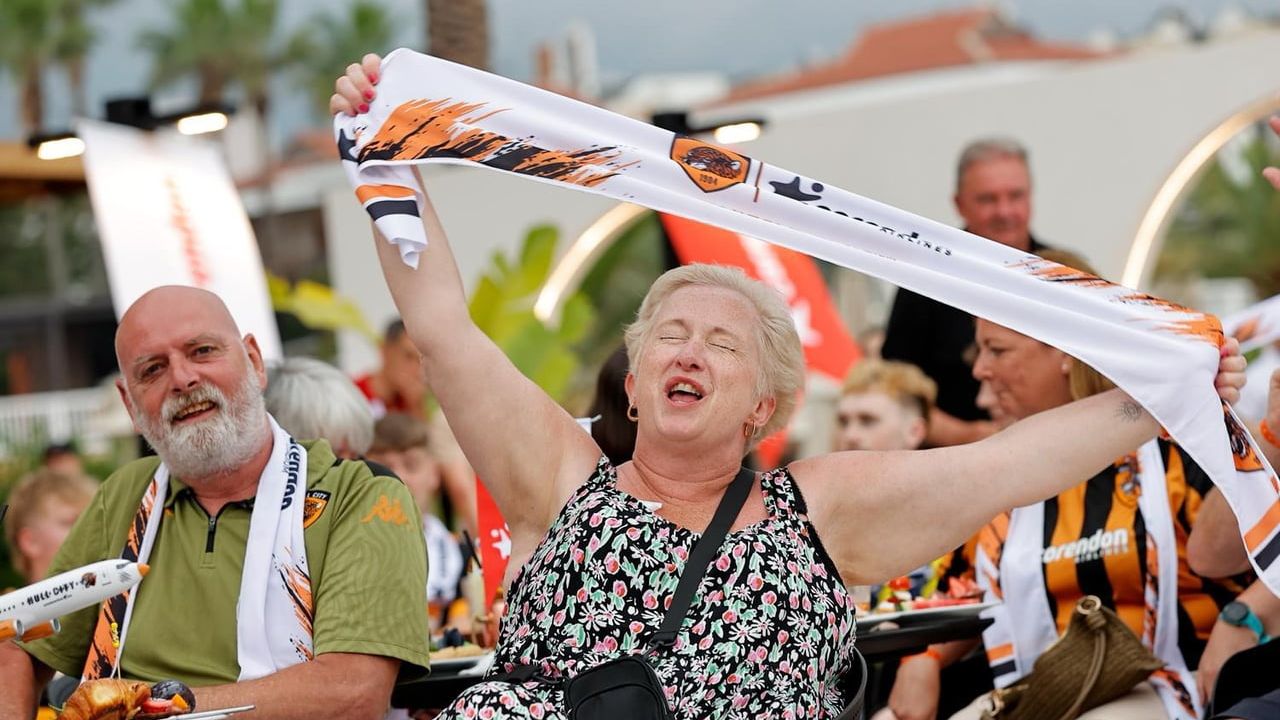 Acun Ilıcalı, Hull City'nin Premier Lig sevincini Antalya'da 200 taraftarla kutladı