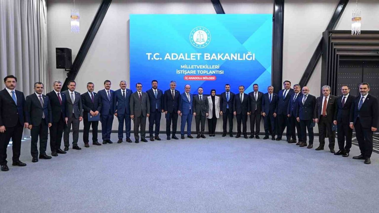Adalet Bakanı Akın Gürlek İç Anadolu Milletvekilleriyle Hedef Süre ve 12. Yargı Paketi'ni Görüştü