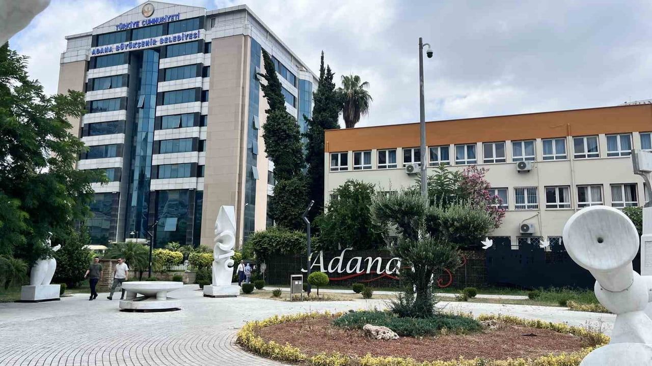 Adana Büyükşehir Belediyesi'nin 485,9 milyon lira hazine borcuna vatandaşlardan tepki