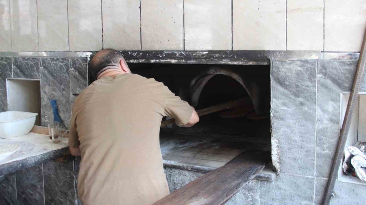 Adana’da 40 derece sıcaklarda fırıncıların zorlu ekmek mesaisi