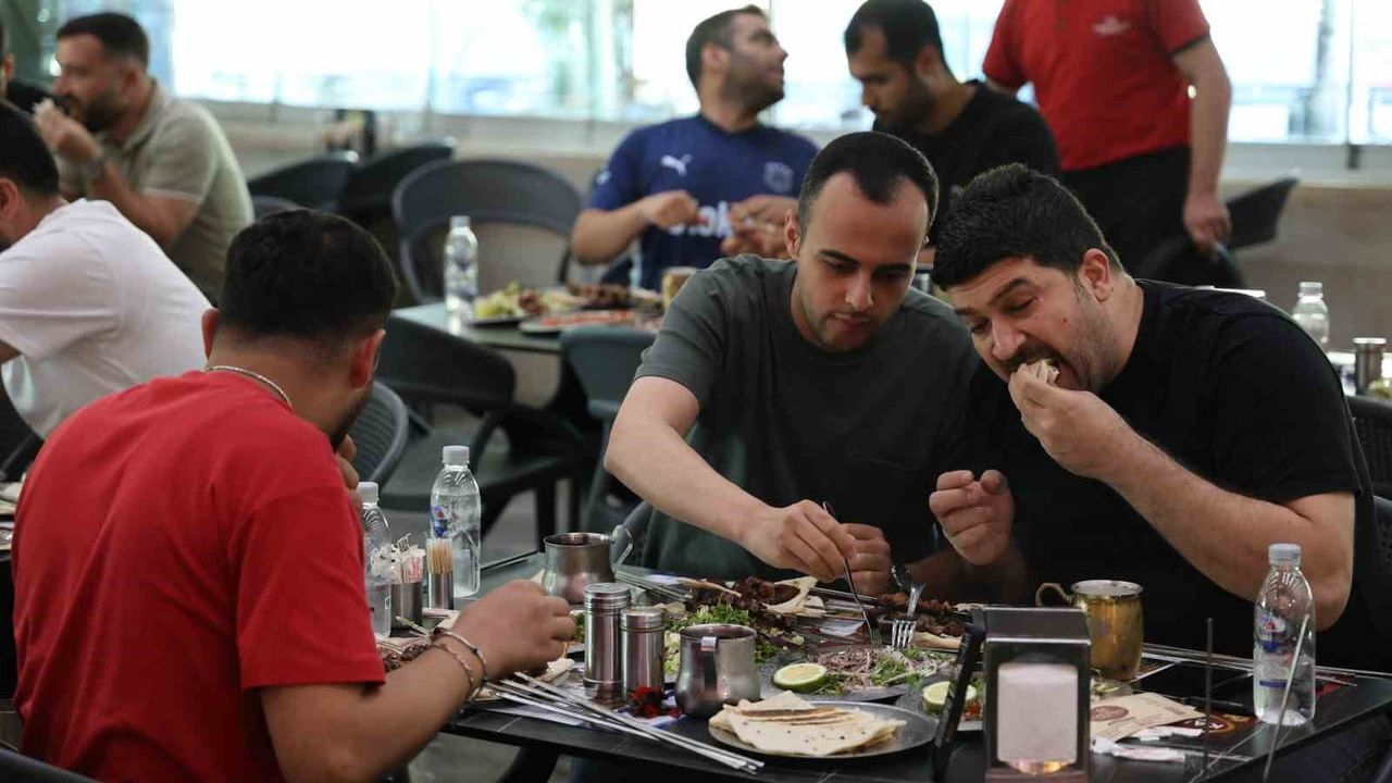 Adana'da A Milli Futbol Takımı maçı ciğer ve kebap eşliğinde dev ekranda izlendi