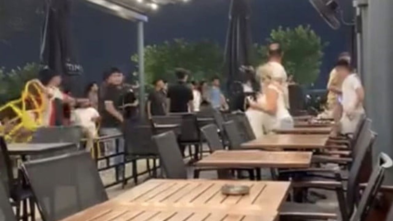 Adana'da avm'de sandalyeli kavga: kadınlar arada kaldı