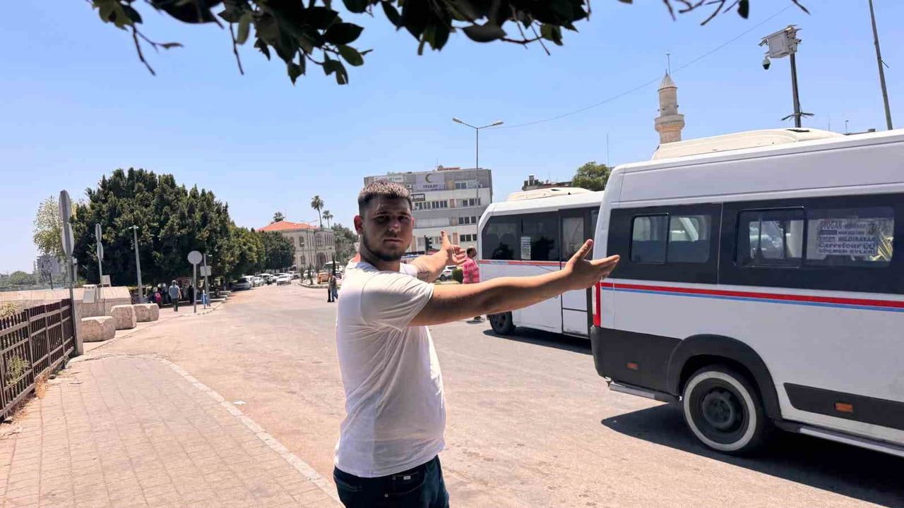 Adana’da bunaltan sıcaklarda dolmuş çilesi: "klimayı aç diyoruz, kapıları açıyorlar"