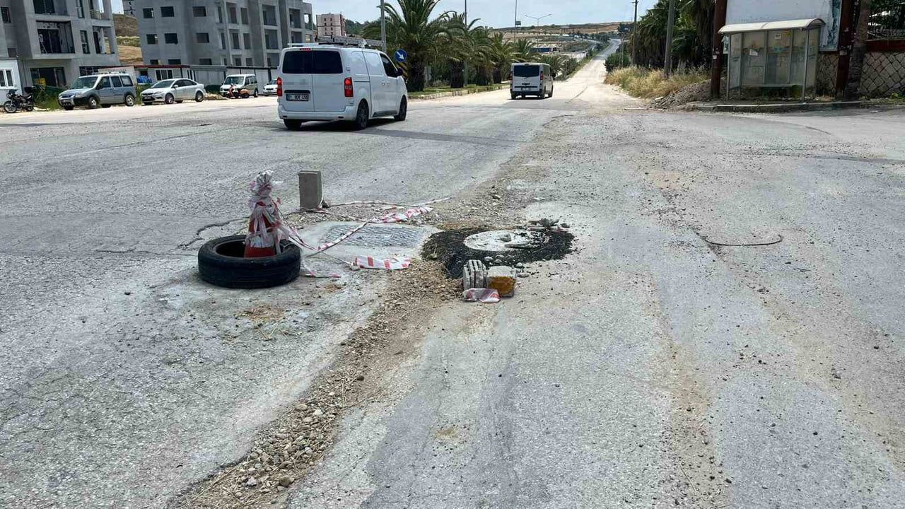 Adana'da depremzedeler yol çilesine tepki gösterdi: Çukurlara lastik ve duba koydular