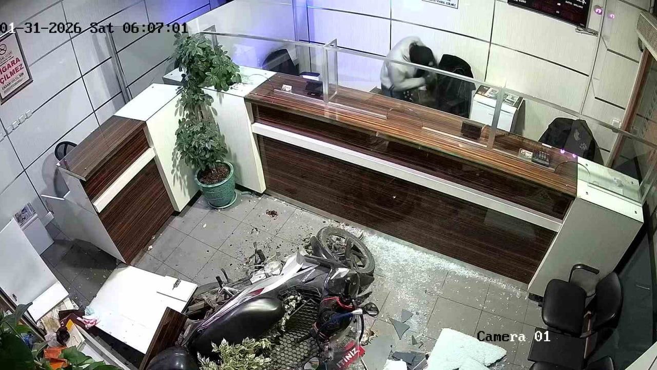 Adana’da döviz bürosuna araçla girildi: Yaklaşık 16 bin dolar çalındı, 3 şüpheli tutuklandı