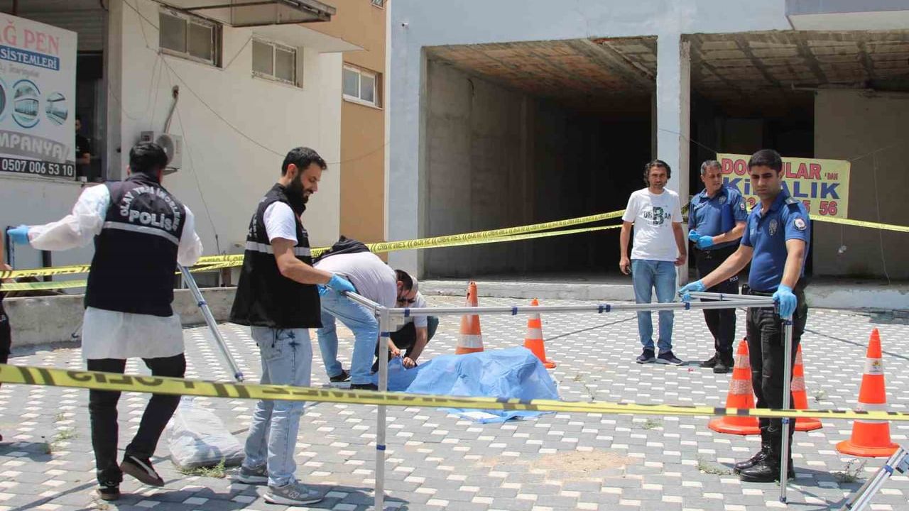 Adana'da emekli polis, bıçaklı saldırıya uğrayan oğlunu vurarak öldürdü