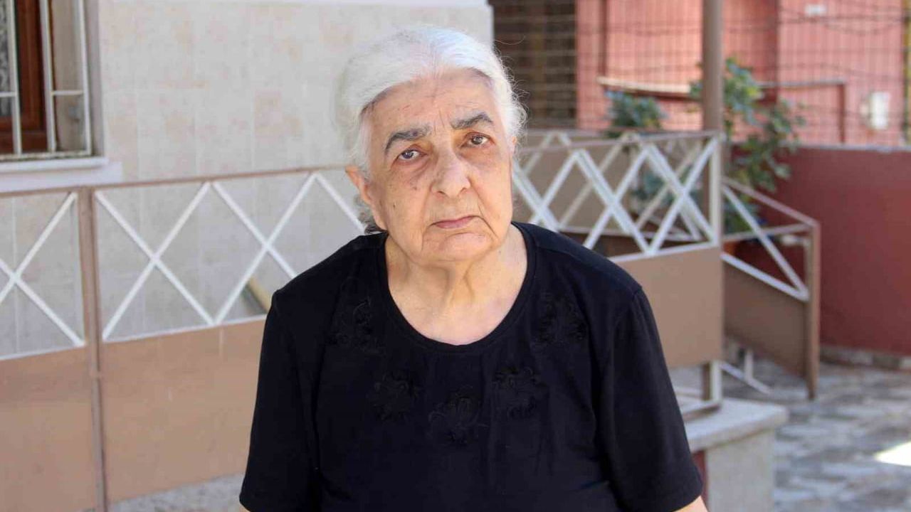 Adana'da Havuzlubahçe'de asfalt bekleyişi: Vatandaşlar tozu önlemek için halı serdi