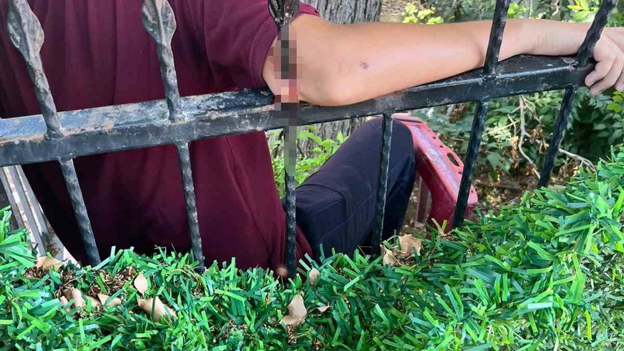 Adana’da ortaokulda demir korkuluk koluna saplanan öğrenci itfaiye tarafından kurtarıldı