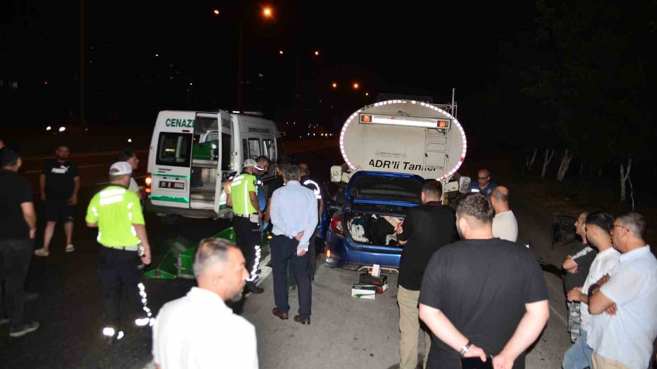 Adana’da otomobil tıra çarptı: 1 ölü, 2 yaralı