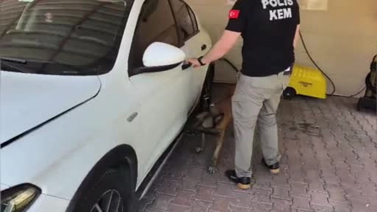 Adana'da otomobilde 6 kilo 250 gram bonzai hammaddesi bulundu
