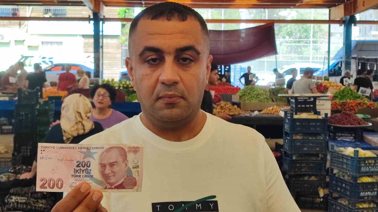 Adana'da pazar alışverişinde üzerinde aşk mesajı yazılı banknotlar kullanıldı