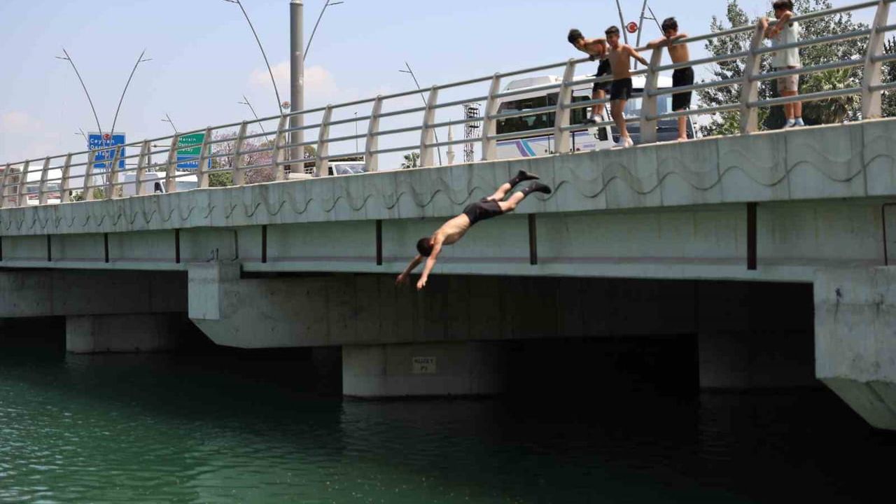 Adana'da sıcak havalar gençleri Seyhan Nehri ve sulama kanallarına çekiyor