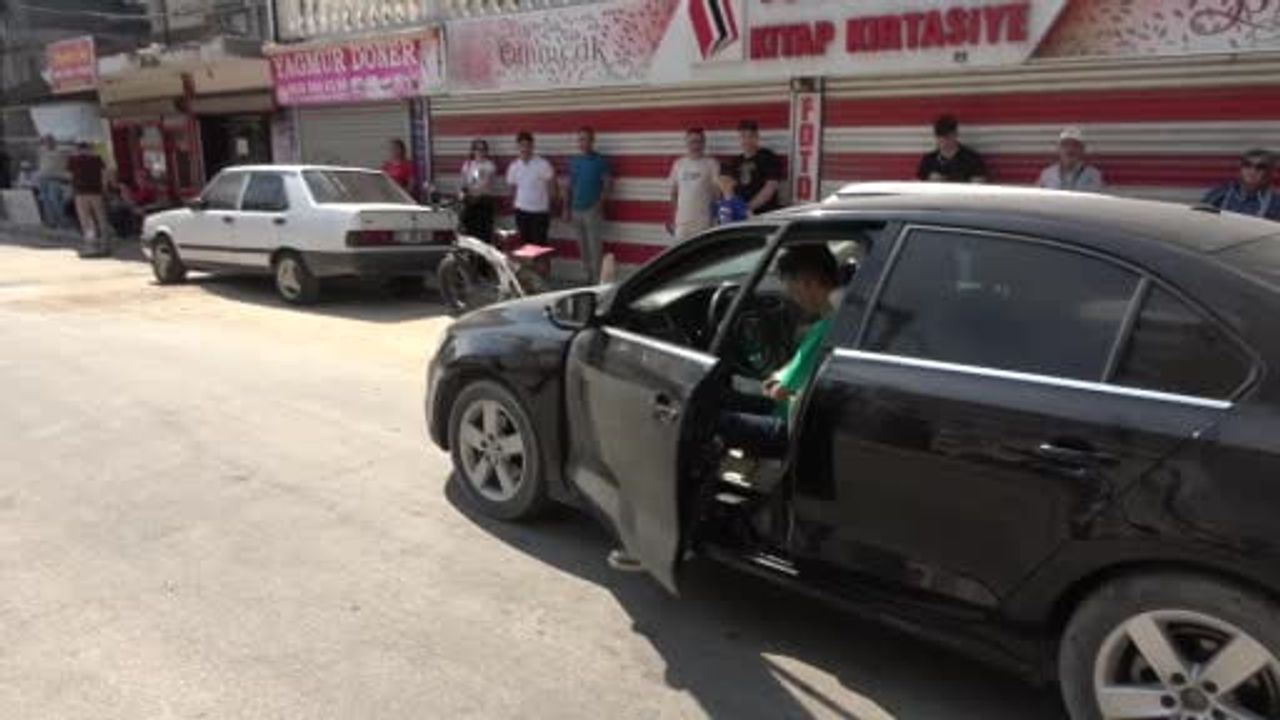 Adana'da sınava 1 dakika kala yetişen aday aracının el frenini çekmeden okula koştu
