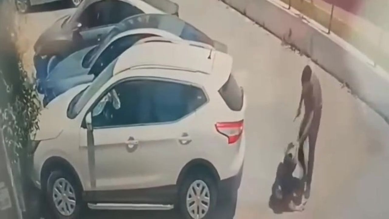 Adana'da sokakta bıçaklı saldırı: Şüpheli 'platonik aşk' iddiasıyla gözaltında