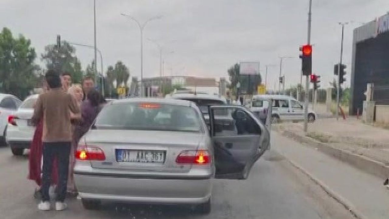 Adana'da trafikte önünü kesme tartışması kadınların da karıştığı kavgaya dönüştü