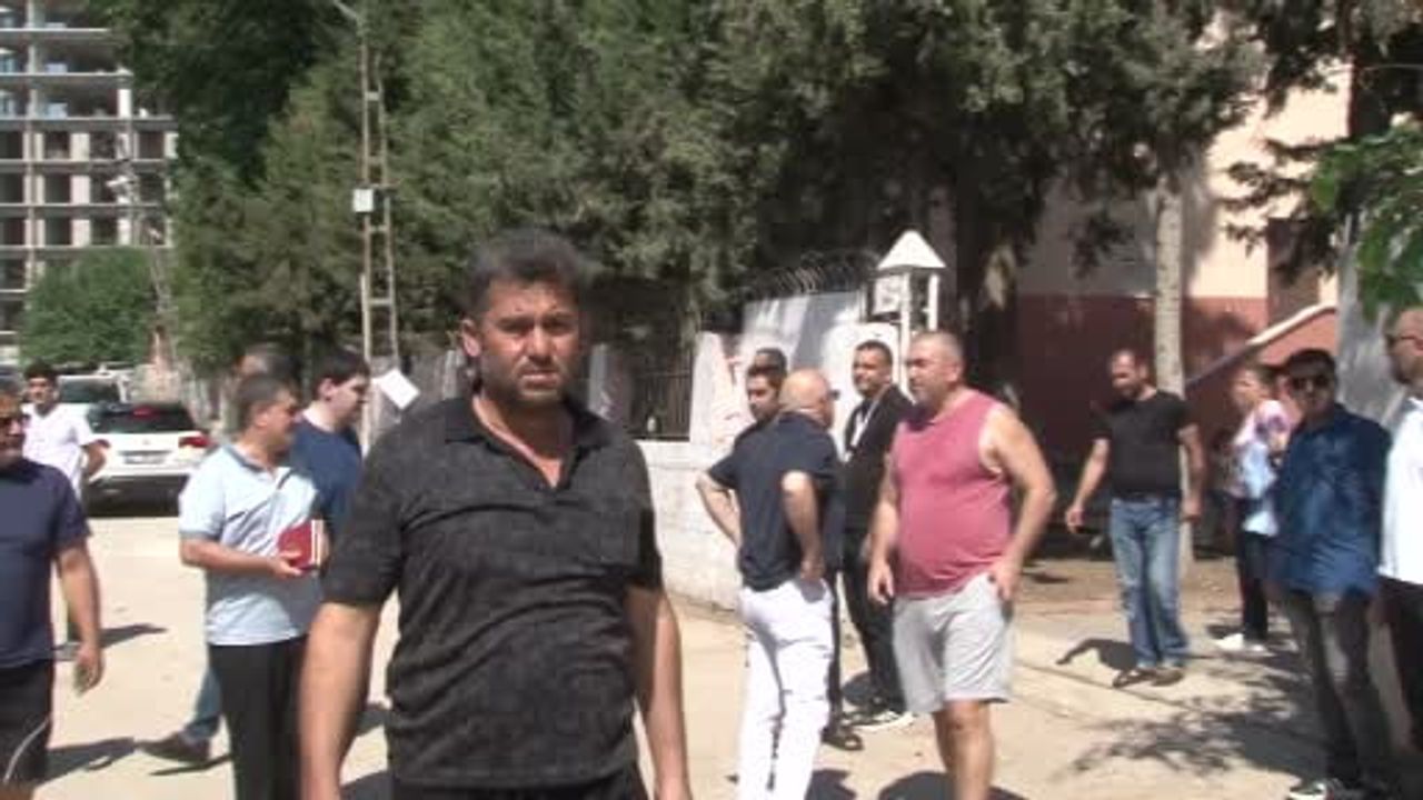 Adana'da YKS nöbeti: babalar Babalar Günü'nde evlatlarını okul dışında bekledi
