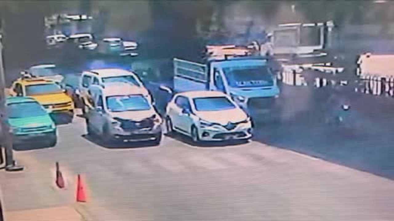 Adana'da yolun karşısına geçmeye çalışırken iki aracın çarptığı 4 yaşındaki çocuk hayatını kaybetti