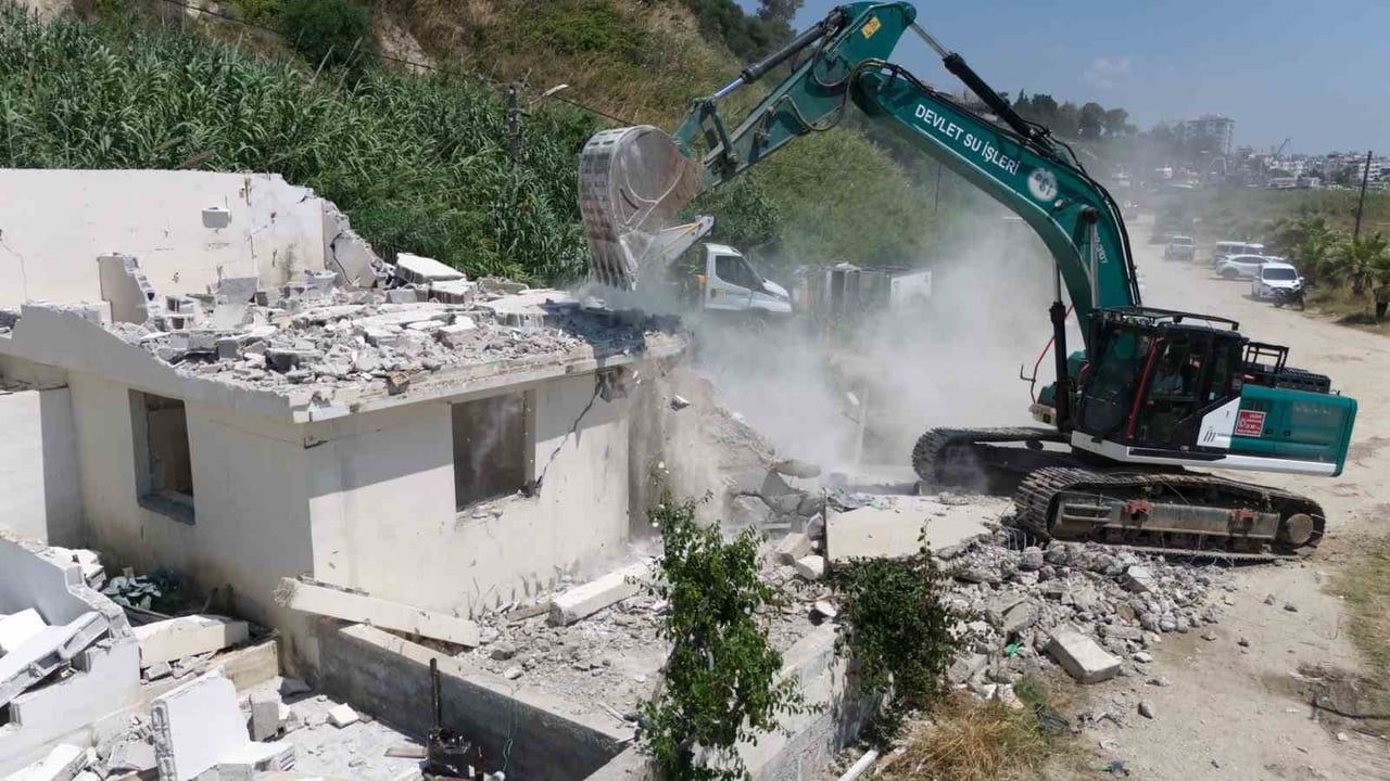 Adana Karataş'ta Sahilde Kaçak Yapıların Yıkımı Sürüyor