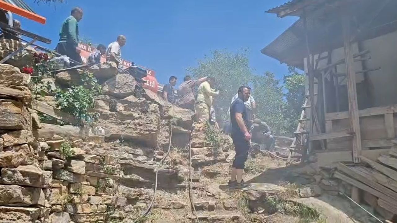 Adana'nın Feke ilçesinde çıkan yangın bir evi kullanılamaz hale getirdi