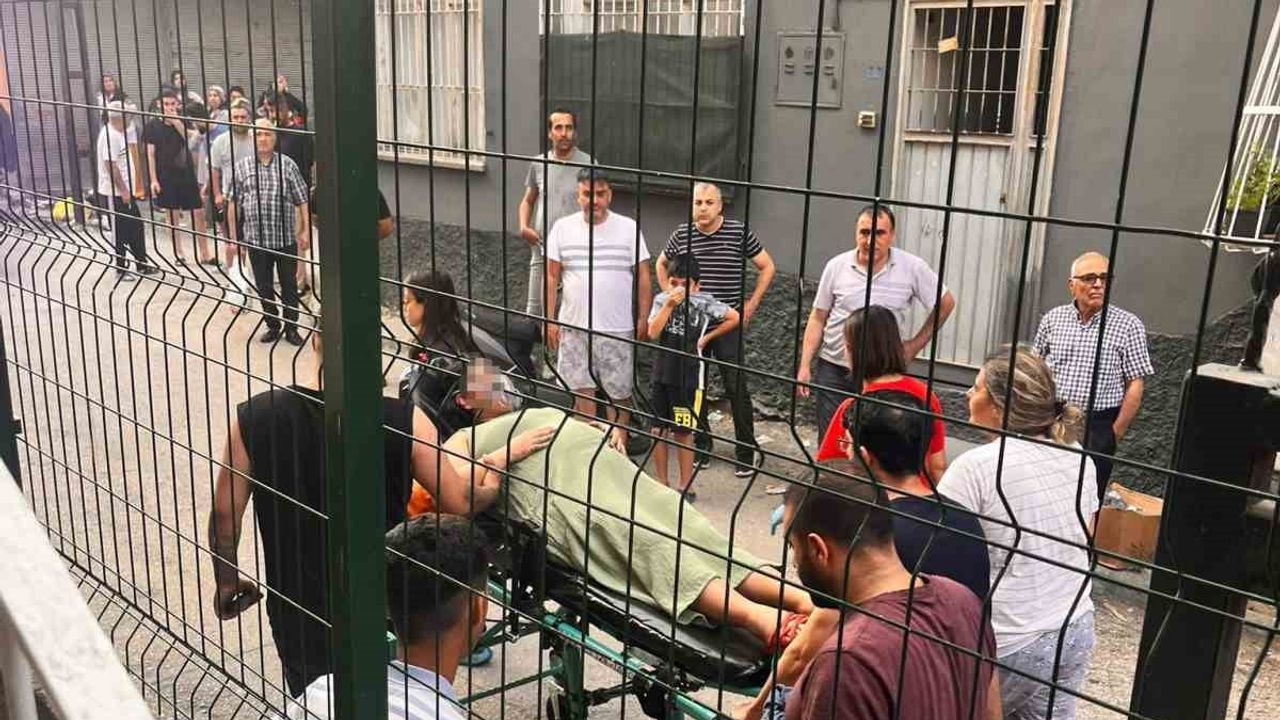 Adana Yeşilyurt Mahallesi'nde çıkan yangında hamile kadın ve oğlu itfaiye tarafından kurtarıldı