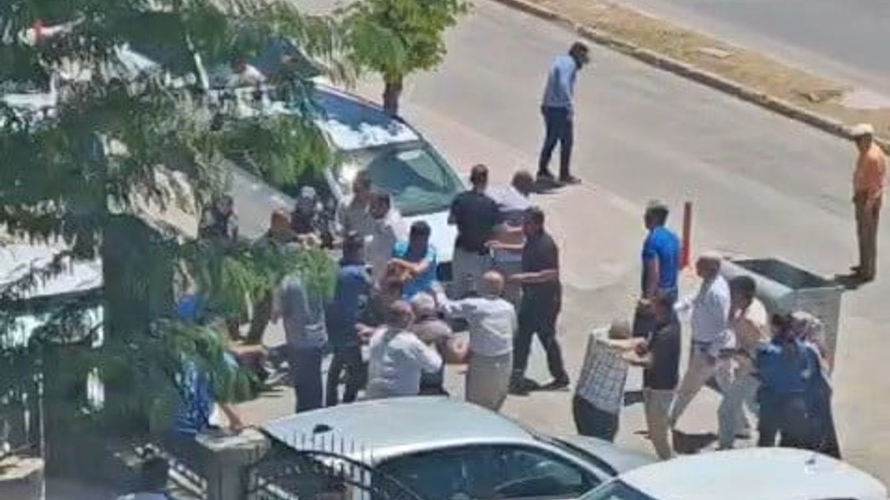 Adıyaman adliyesi önünde iki grup arasında kavga: polis biber gazı kullandı