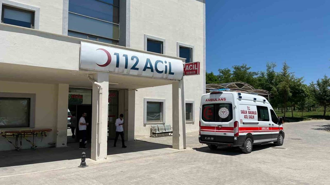 Adıyaman Besni'de otomobil şarampole devrildi: 2 kişi yaralandı