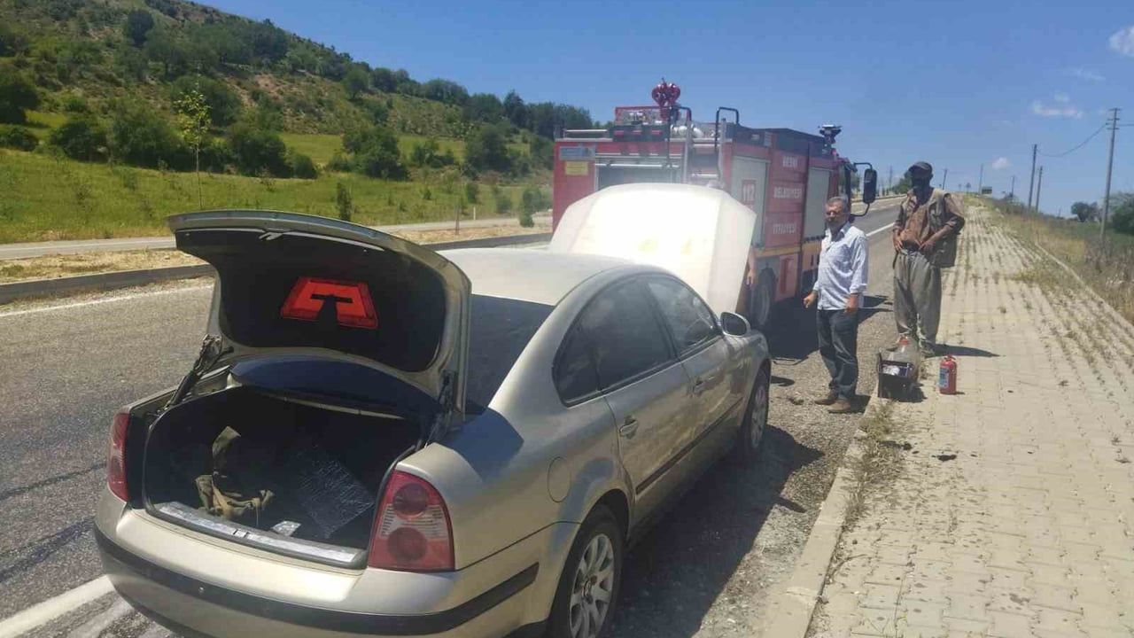 Adıyaman Besni'de Seyir Halindeki Otomobil Alev Aldı