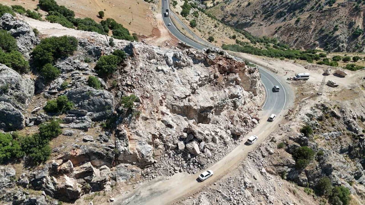 Adıyaman-Çelikhan karayolunda heyelan