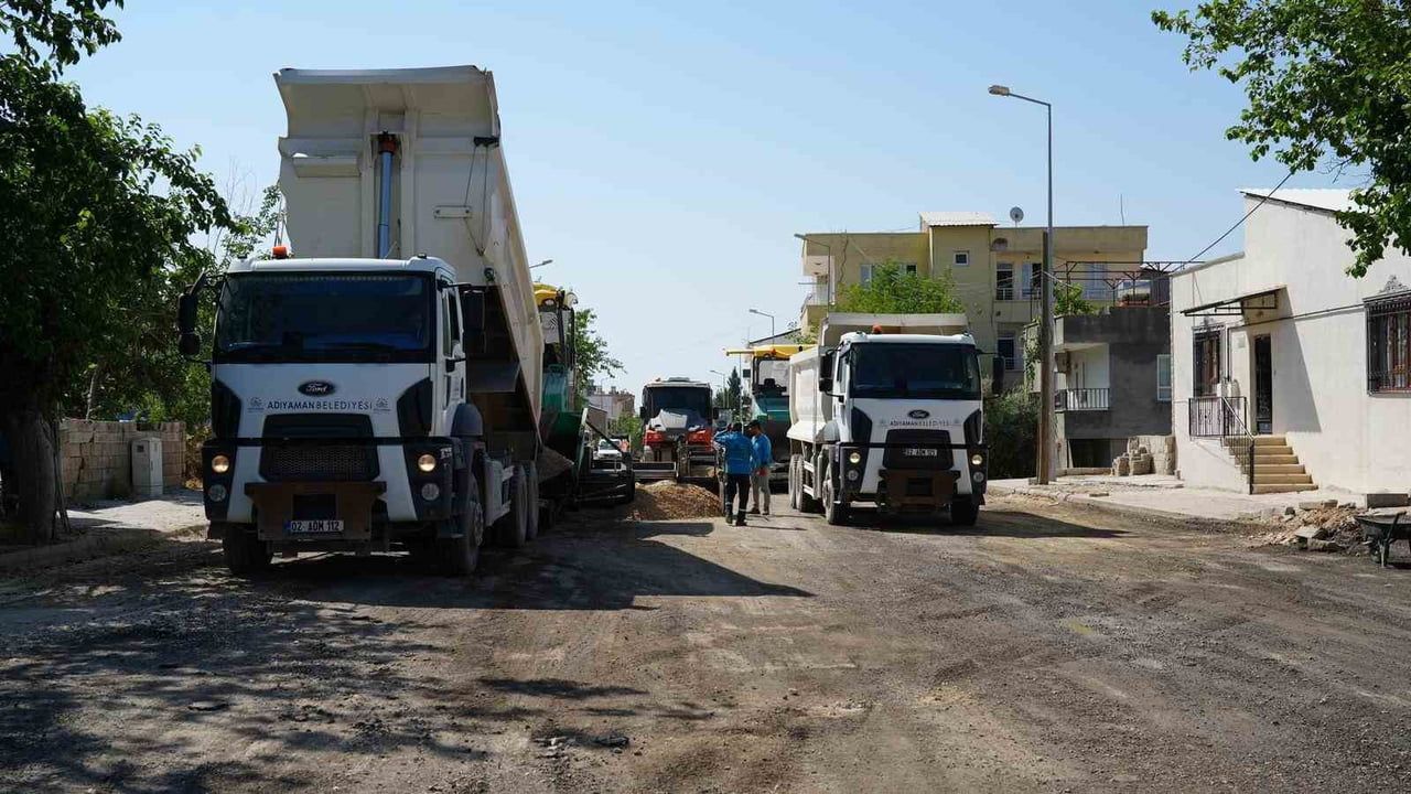 Adıyaman’da altyapısı tamamlanan yollar asfaltla buluşuyor