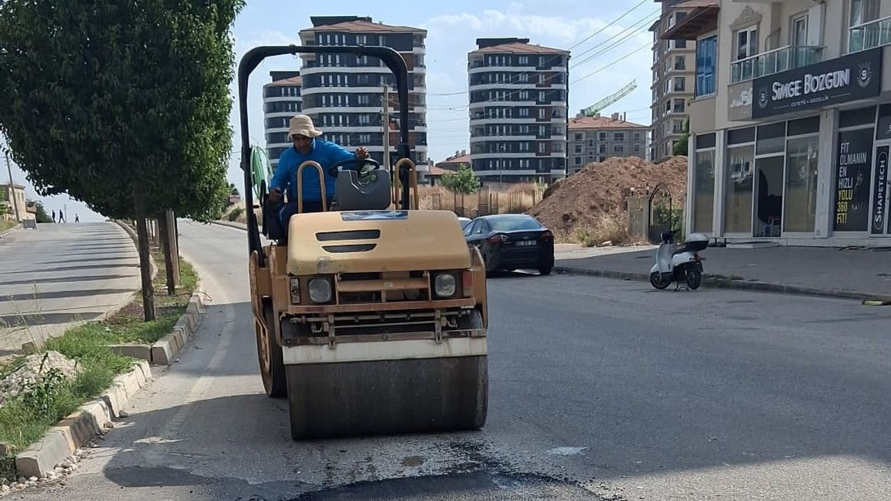 Adıyaman'da ana yol ortasındaki çukur kapatıldı
