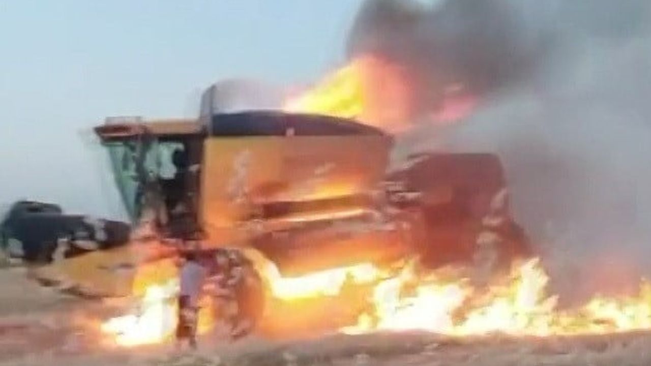 Adıyaman'da biçerdöver alev alarak yandı
