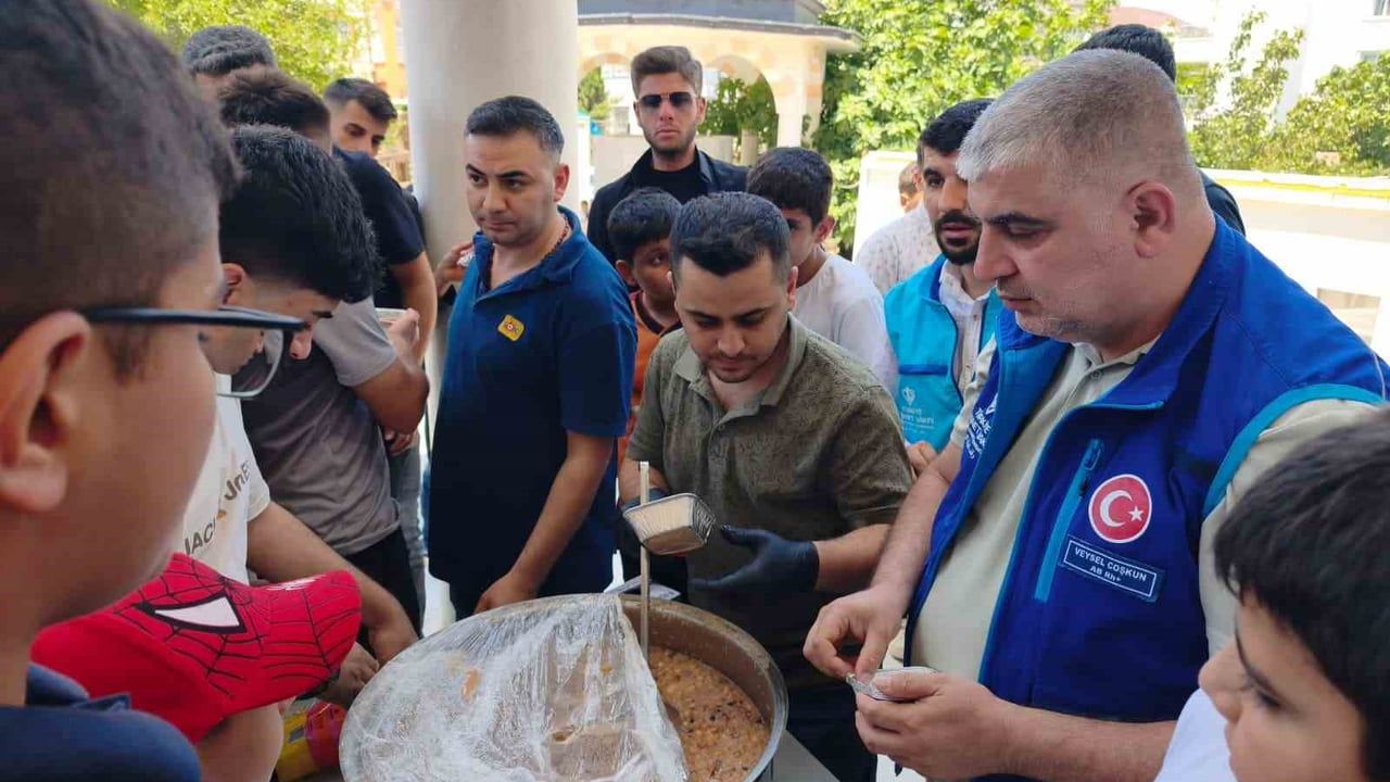 Adıyaman’da cuma sonrası camide aşure ve kitap dağıtımı