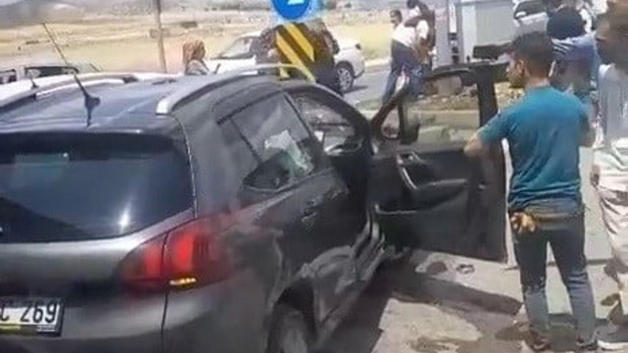 Adıyaman'da iki otomobilin çarpıştığı kazada 1 kişi yaralandı