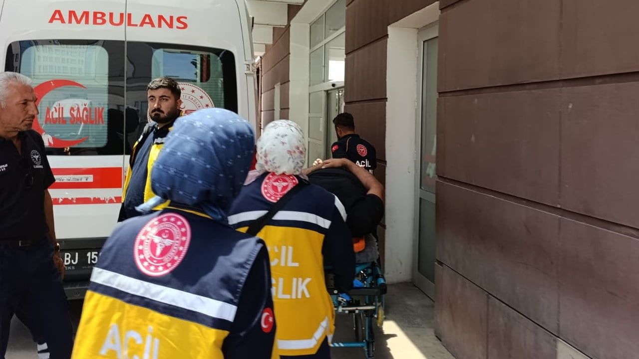 Adıyaman'da kamyon devrildi, sürücü yaralandı