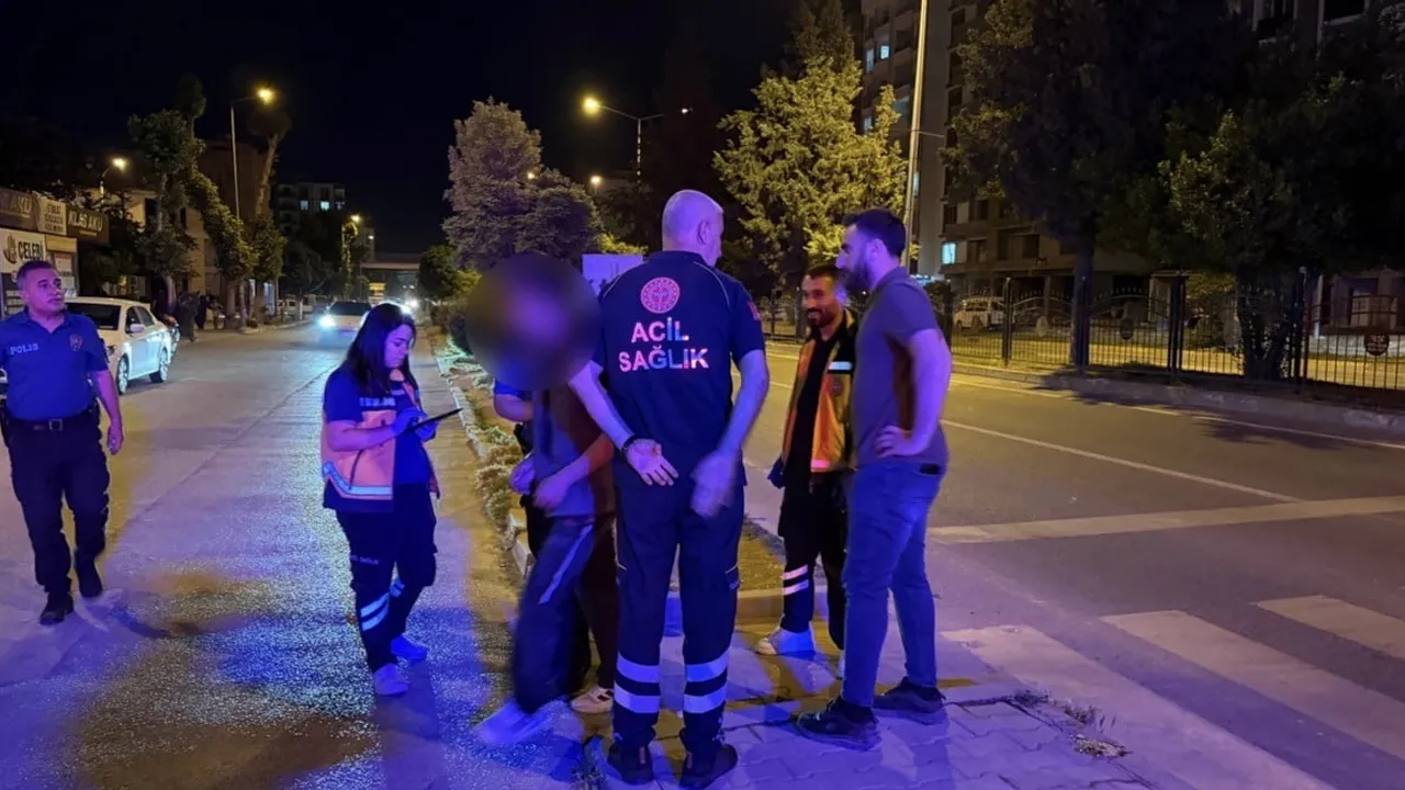 Adıyaman'da madde etkisindeki kişi Atatürk Bulvarı'nda karayoluna çıktı