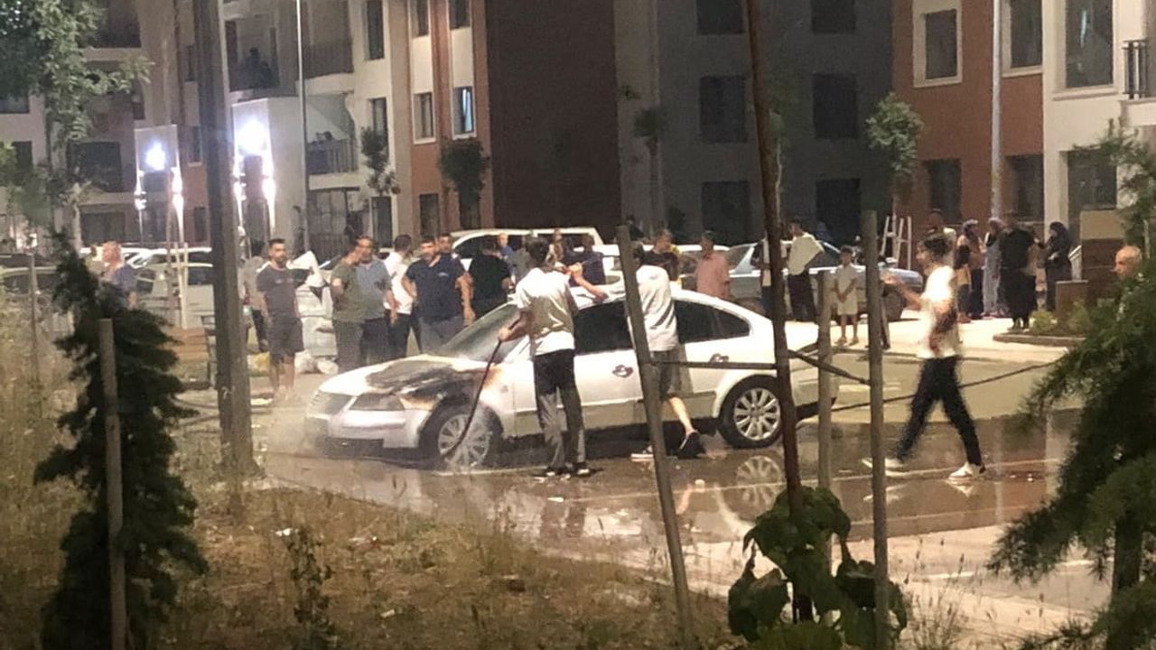 Adıyaman'da park halindeki otomobil alev aldı