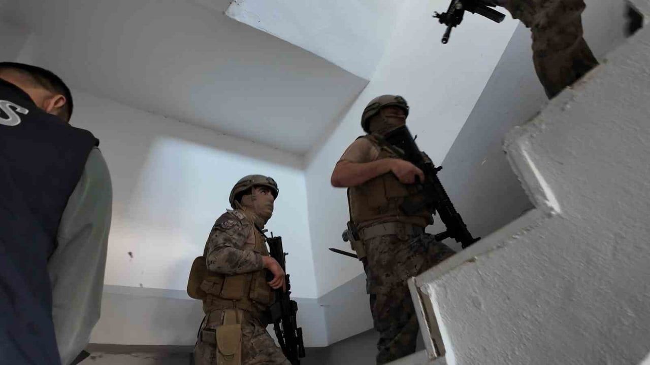 Adıyaman'da sosyal medyada silah paylaşımına yönelik operasyonda 14 gözaltı